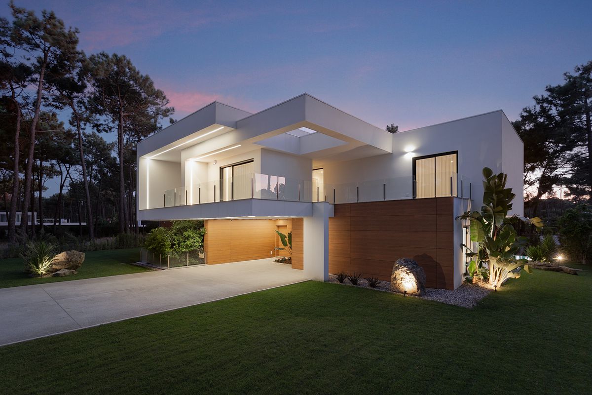 Fotografia noturna de moradia contempor&acirc;nea na Herdade da Aroeira com ilumina&ccedil;&atilde;o arquitet&oacute;nica