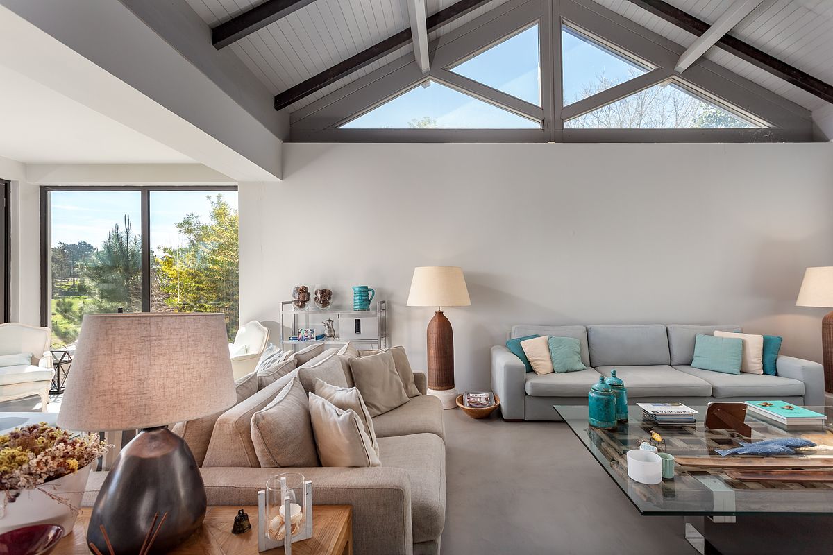 Fotografia de interiores de moradia T3 na Comporta com luz natural e homestaging