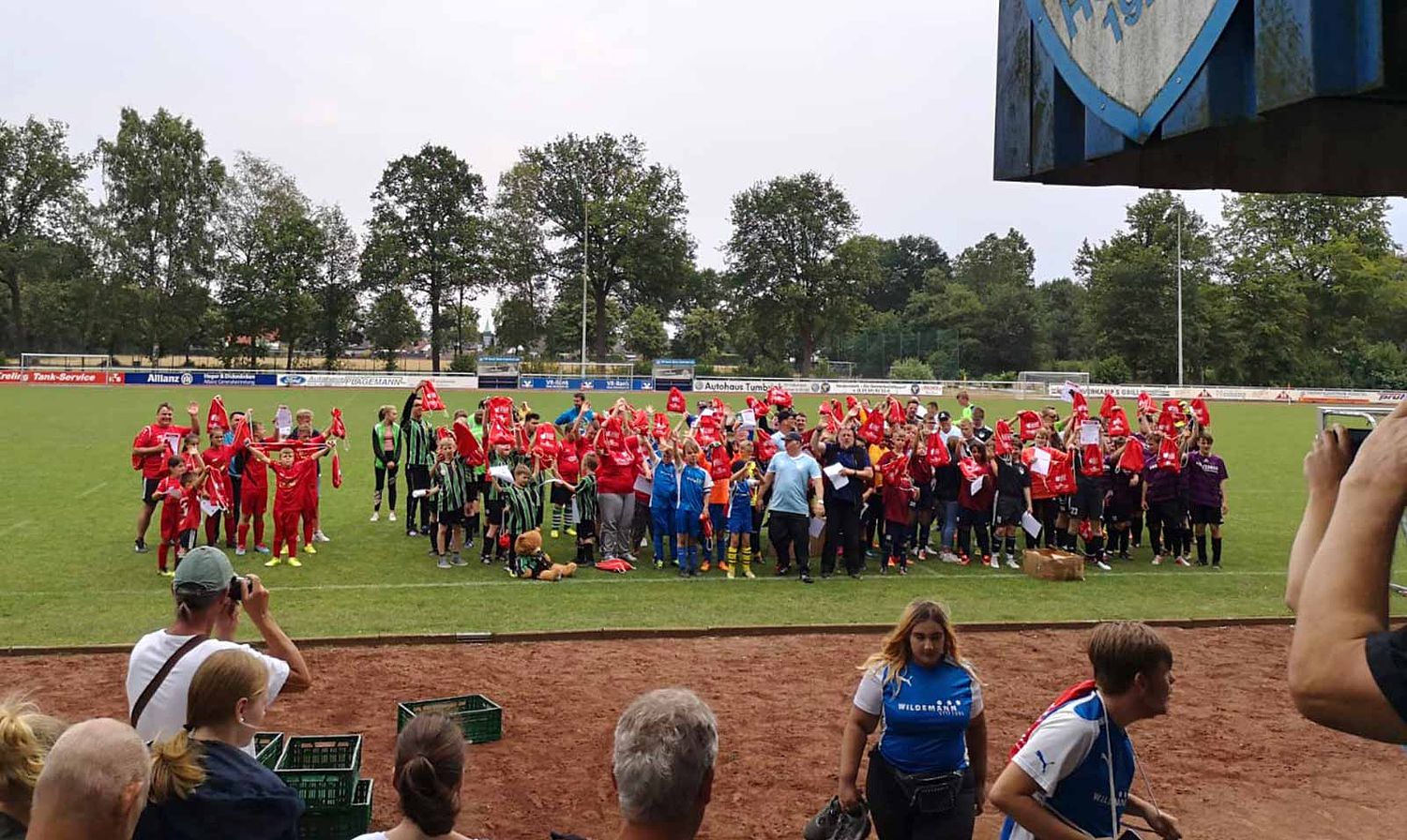 Fans unterstützen die Ibbenbürener Kickers mit Fangesängen während des Turniers.