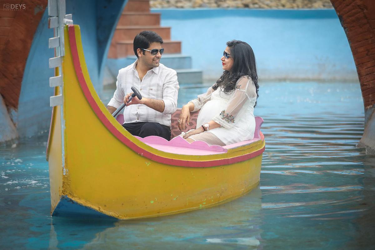 Maternity shoot at boat