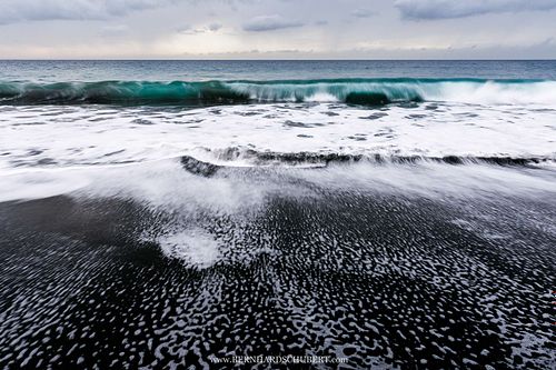 Schwarzer Sandstrand – Wellen