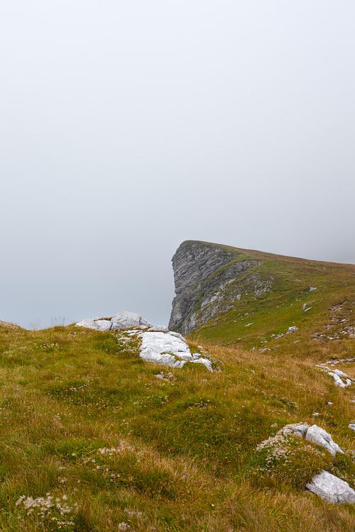 Crêtes rocheuses partiellement couvertes de brume.