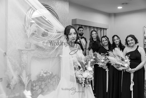 Wedding by Jermaine – black and white photo of the bride with her bridesmaids on the wedding day