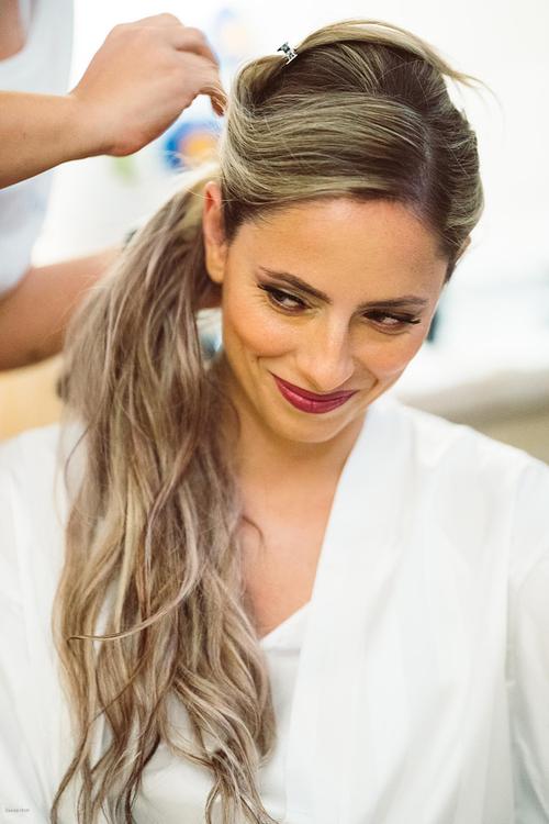 "sposa bionda viene pettinata durante preparativi"