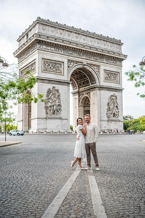 arco-do-triunfo-architecture-couple