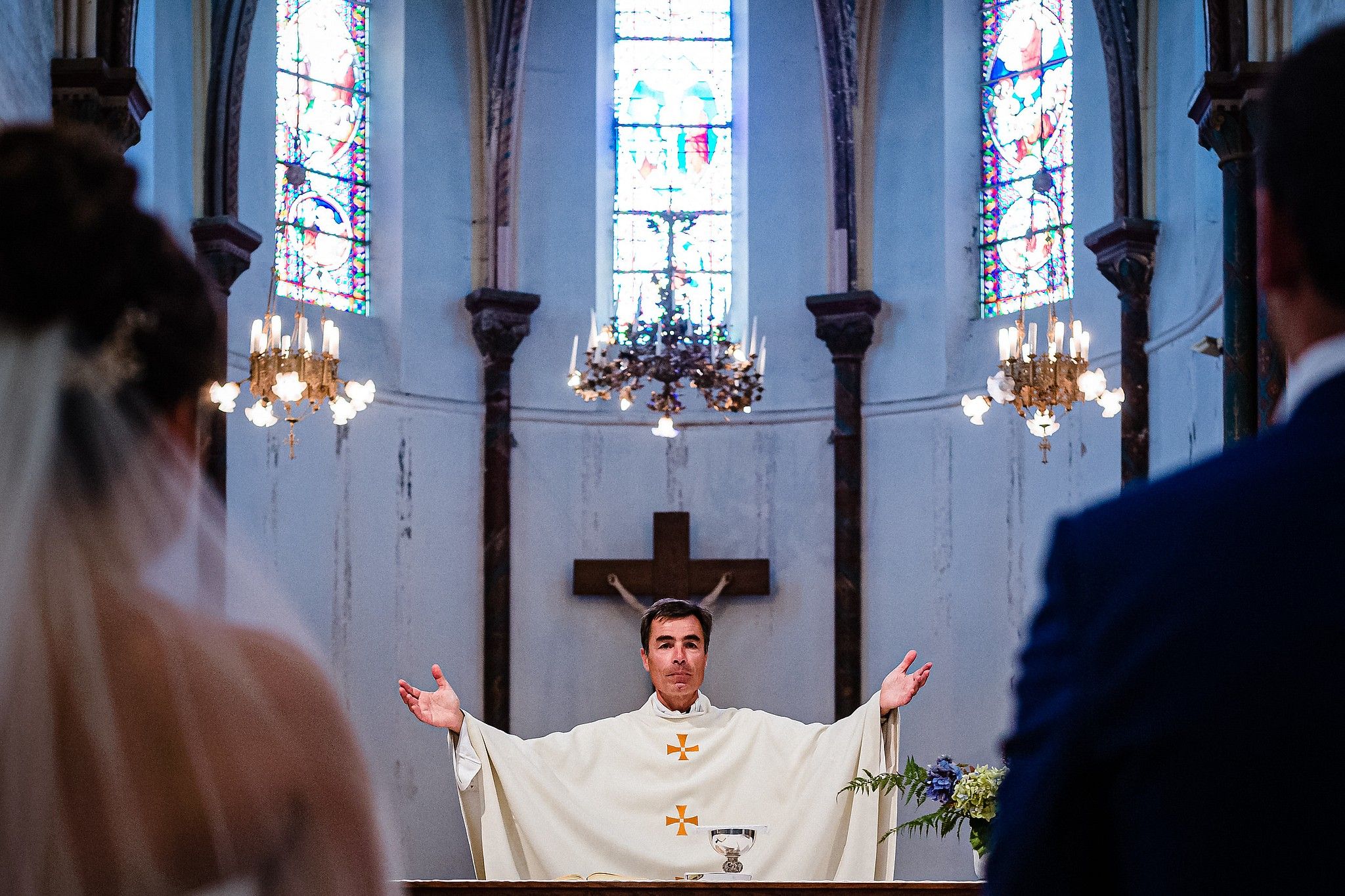 Pr&ecirc;tre pendant la messe religieuse devant les mari&eacute;s captur&eacute; par S&eacute;bastien CLAVEL photographe de Mariage &agrave; Lyon et Gen&egrave;ve