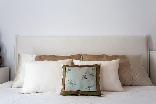 Fotografia de na Casa Andaluz,cama com almofadas interiores de luxo concebidos por FEMMA Interior Design.