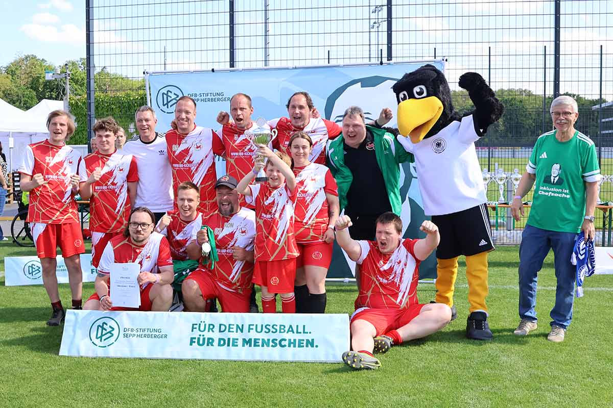 Gemeinsame Siegerehrung aller Teams mit Pokalen, Medaillen und Urkunden auf dem DFB-Campus.