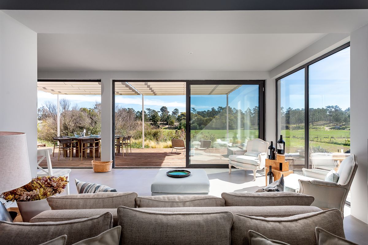Fotografia de interiores de moradia T3 na Comporta com luz natural e homestaging