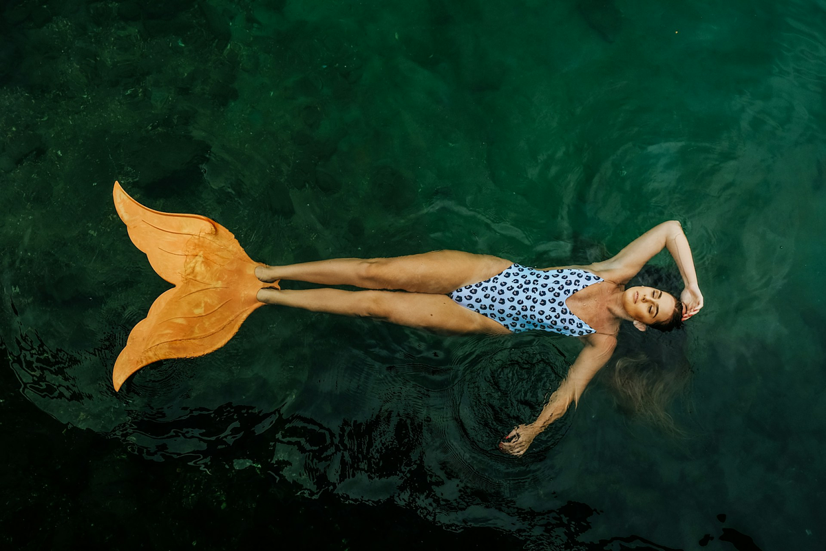 una modella che posa in costume da bagno in piscina