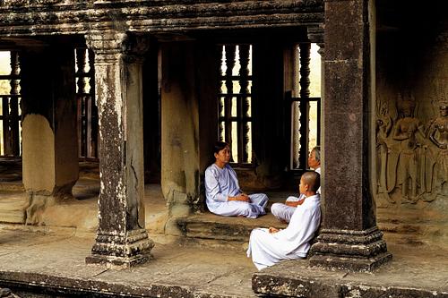 Portrait de femmes en méditation dans le temple d'Angkor au Cambodge