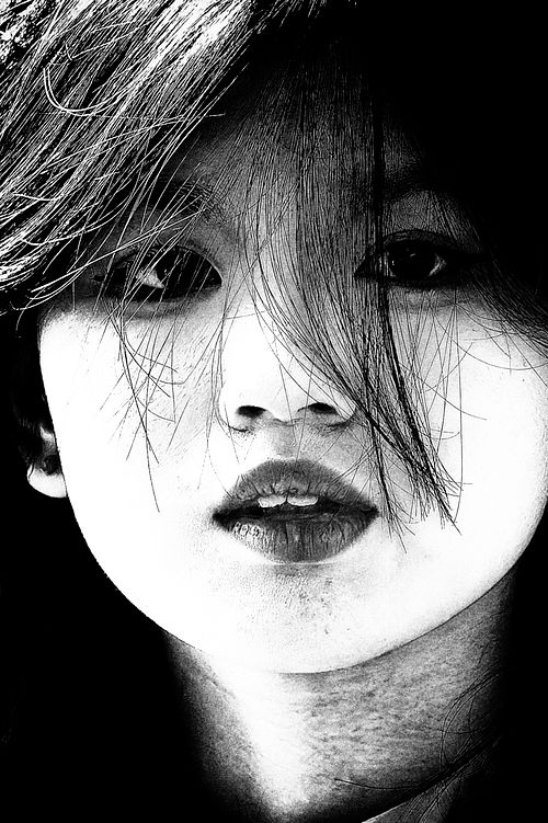 Portrait d'une jeune femme prise en photo de rue à Hanoï au Vietnam