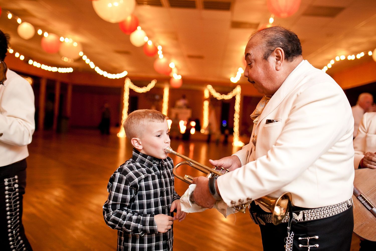wedding photo mariachi horn