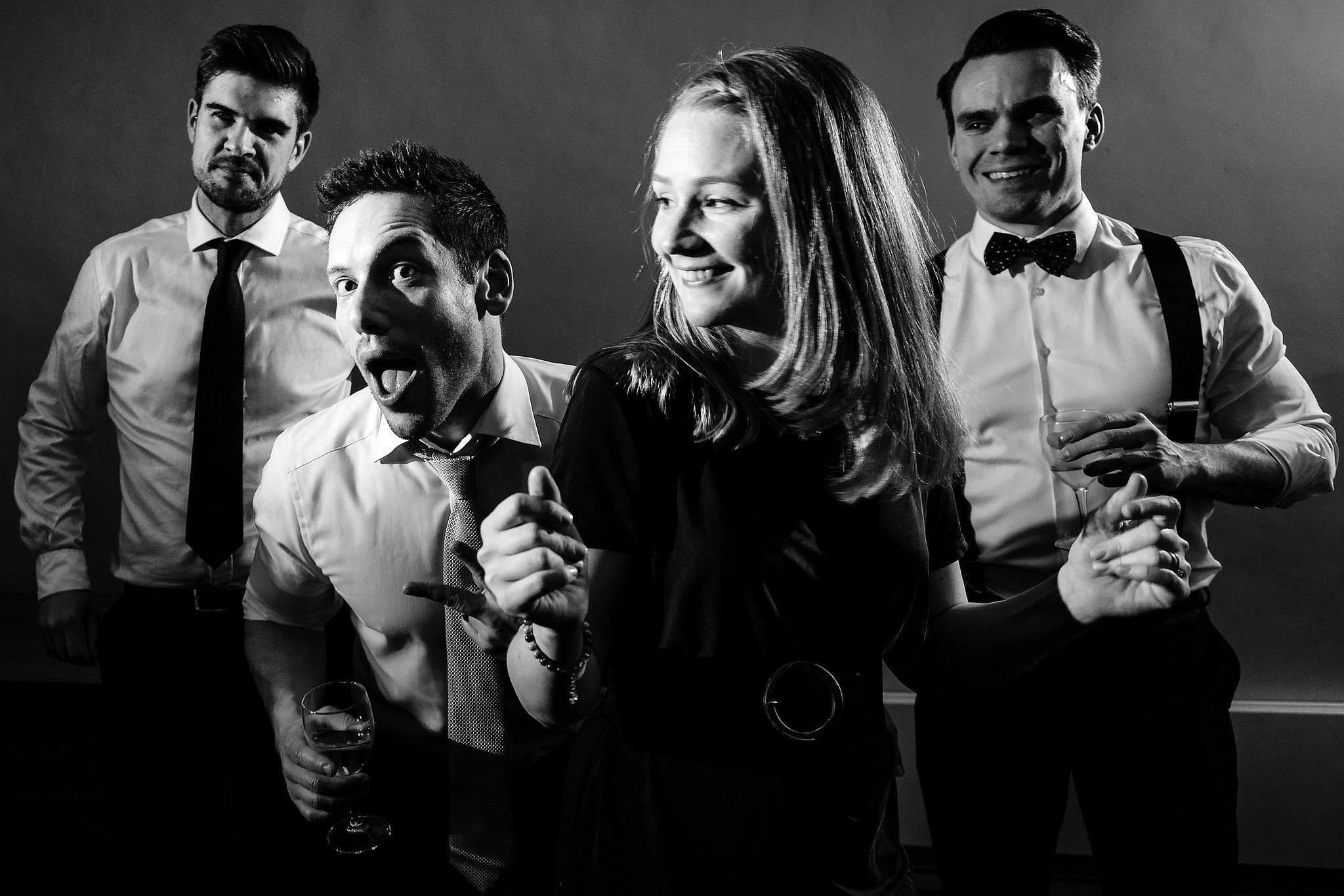 Photo de groupe pendant la soir&eacute;e du mariage captur&eacute; par S&eacute;bastien CLAVEL photographe de Mariage &agrave; Lyon et Gen&egrave;ve