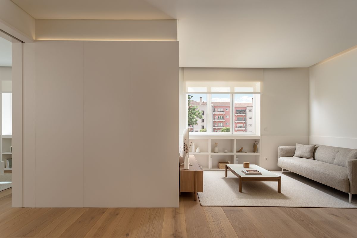 Fotografia de no Apartamento Reabilitado na Av. Roma, Lisboa, projeto do ATELIÊ 22.