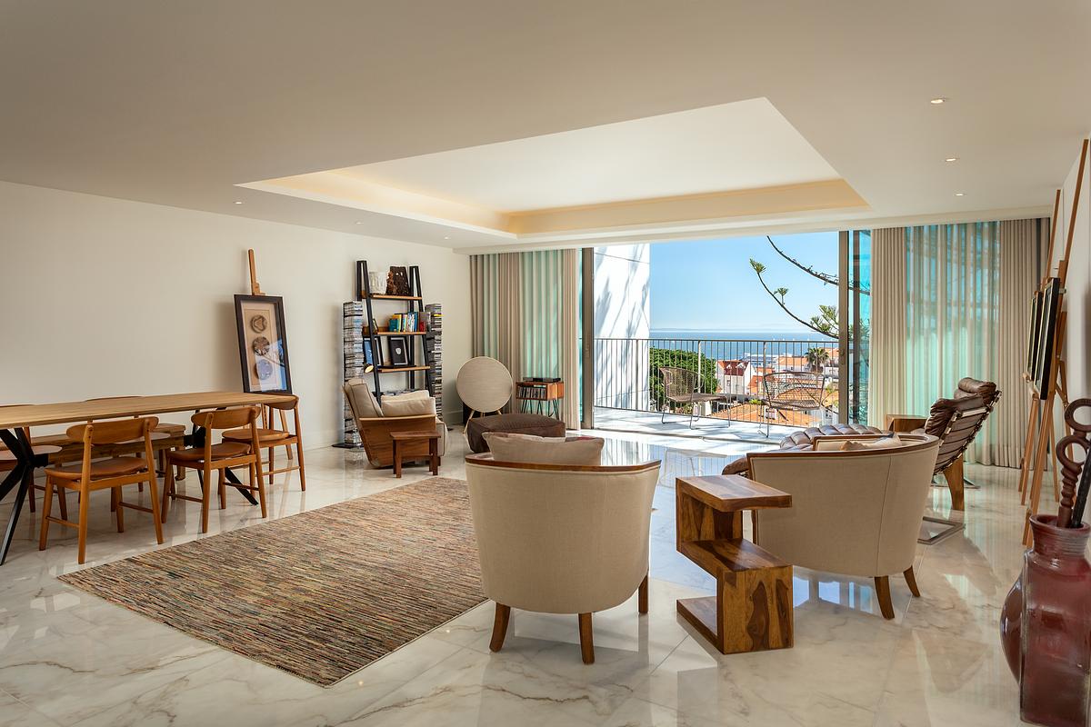 Sala de estar de apartamento T4 de luxo no Legacy Residences Cascais com vista mar