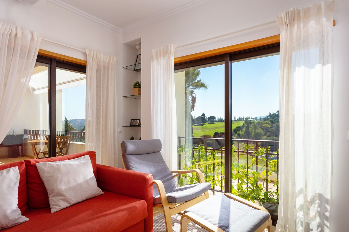 Sala de estar com vista exterior no Belas Clube de Campo &ndash; fotografia de interiores