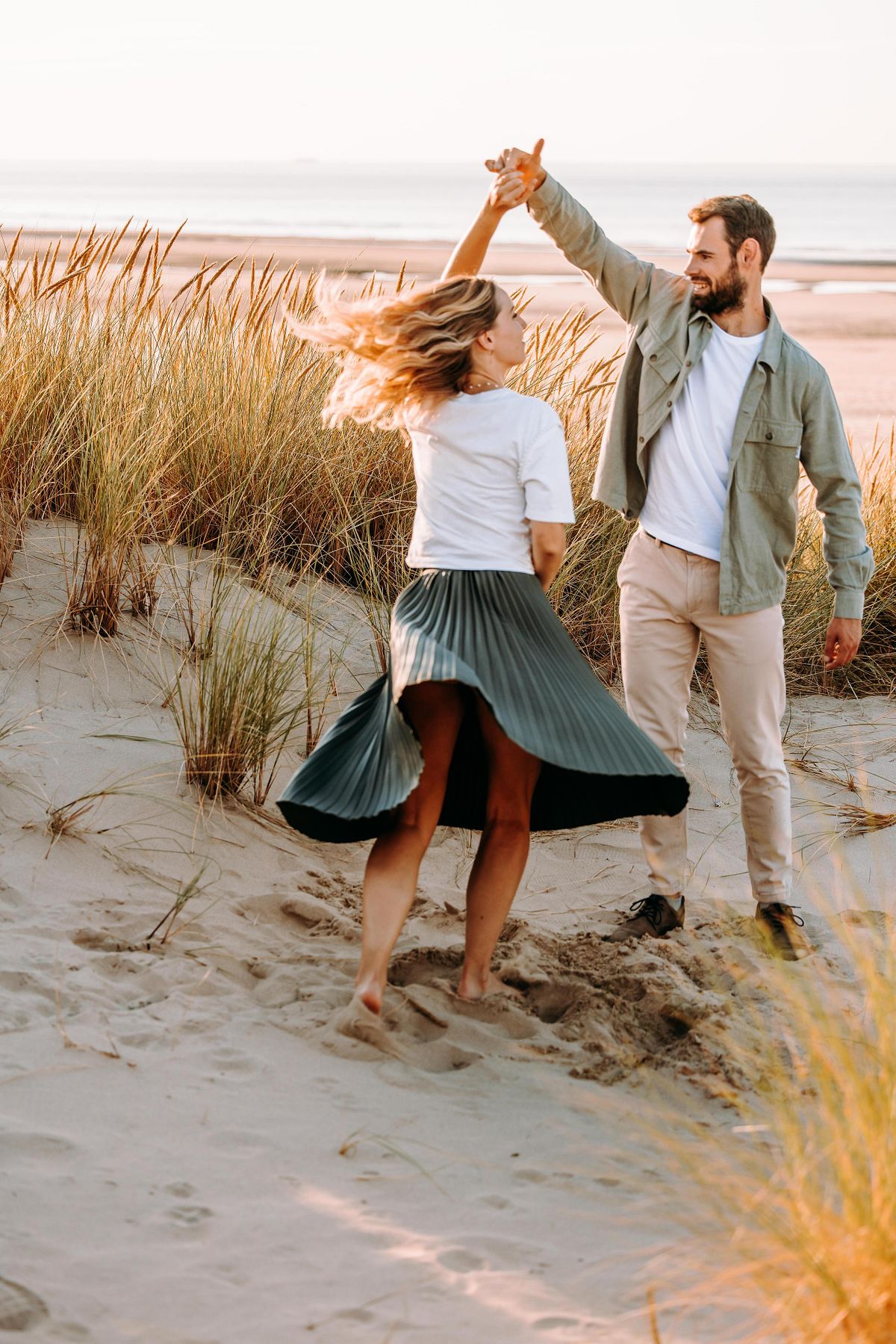 Koppel die dans op het strand