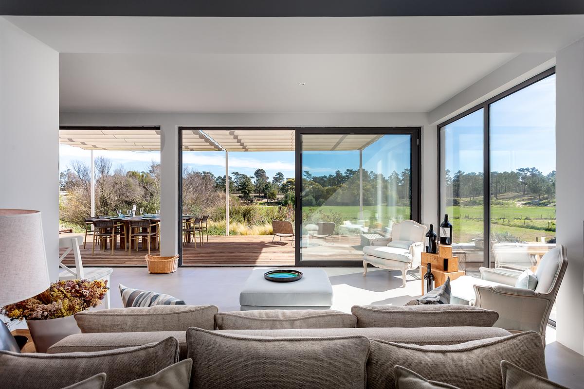 Fotografia de interiores de moradia T3 na Comporta com luz natural e homestaging