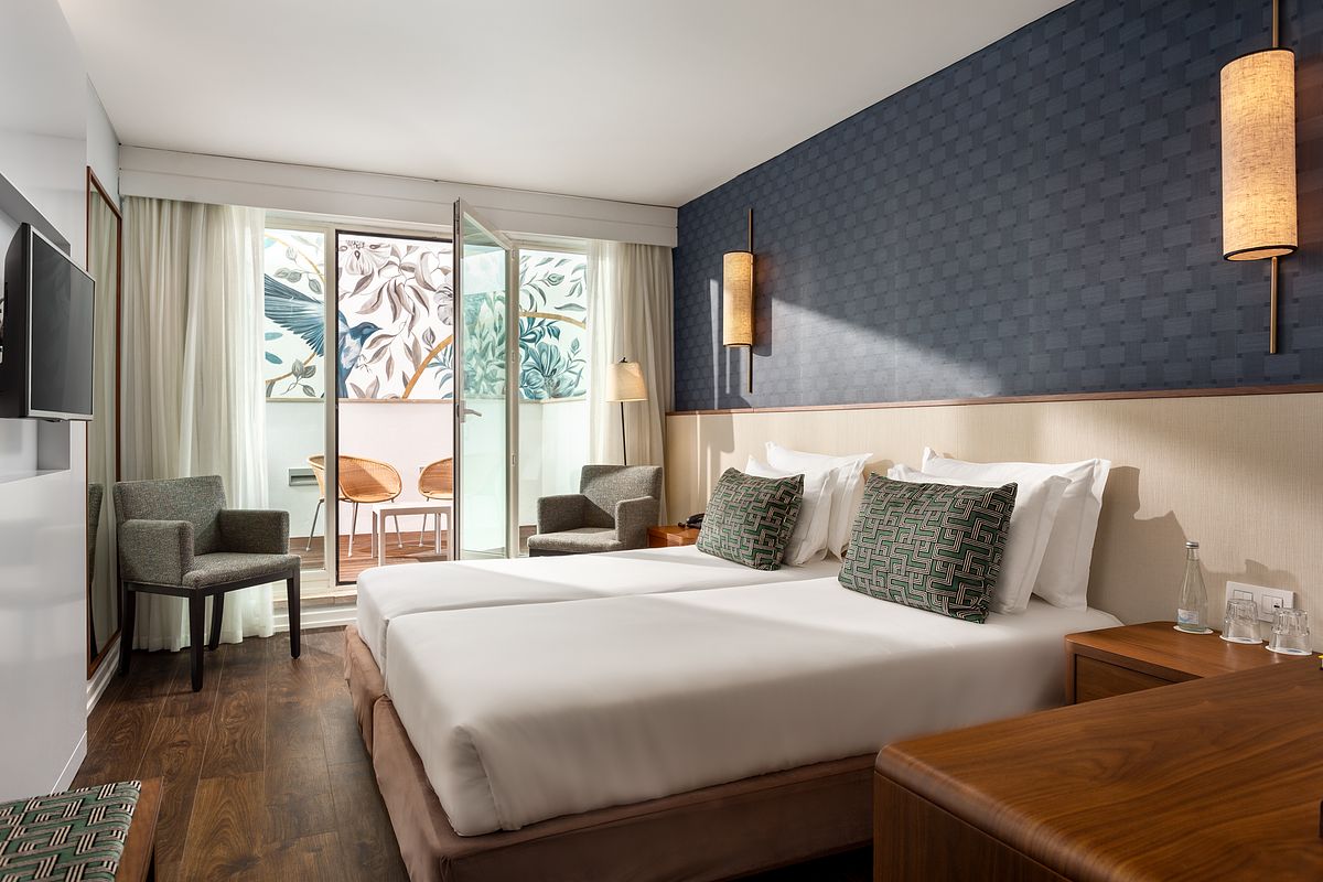 Quarto renovado do Hotel Ba&iacute;a Cascais &ndash; fotografia de interiores de hotel