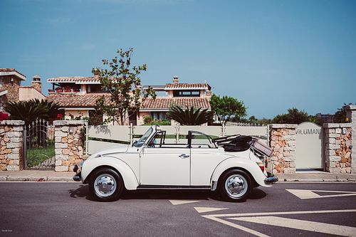 "maggiolino bianco attende la sposa fuori dalla villa"