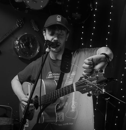 Warren Ireland – The Black Market Venue, WarsopThe Black Market Venue lit up last night with the sound of Warren Ireland, one of Nottingham’s finest looping artists, delivering a set that was equal parts inventive and uplifting.Armed with his loop