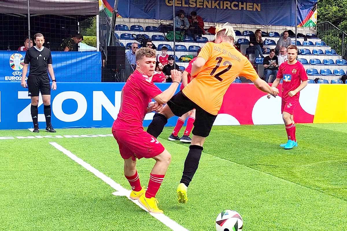 Spieler tritt mit Absicht auf das Knie