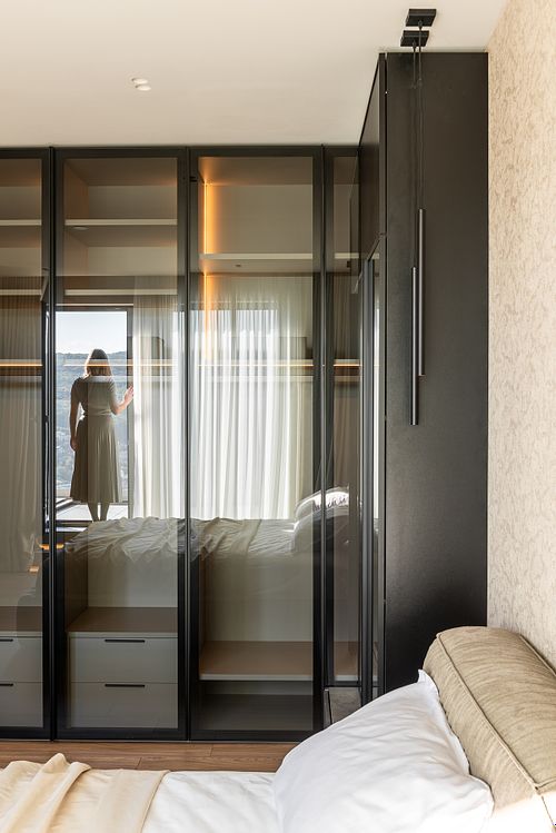 Human presence captured in a minimalist dressing room setting – Scala project