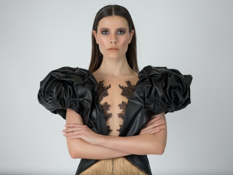 Manos de mujer cruzadas en fondo blanco - Modelo de moda (Editorial)