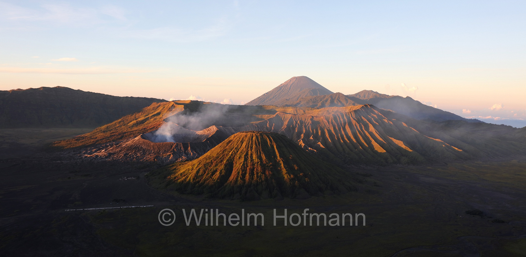 Mount Bromo, Bromo, Semeru, King Kong Hill, Java, Indonesia, Indonesien, Sunrise, Sonnenaufgang, ﻿Bromo Tengger Semeru National Park, Nationalpark Bromo-Tengger-Semeru, parco nazionale di Bromo Tengger Semeru