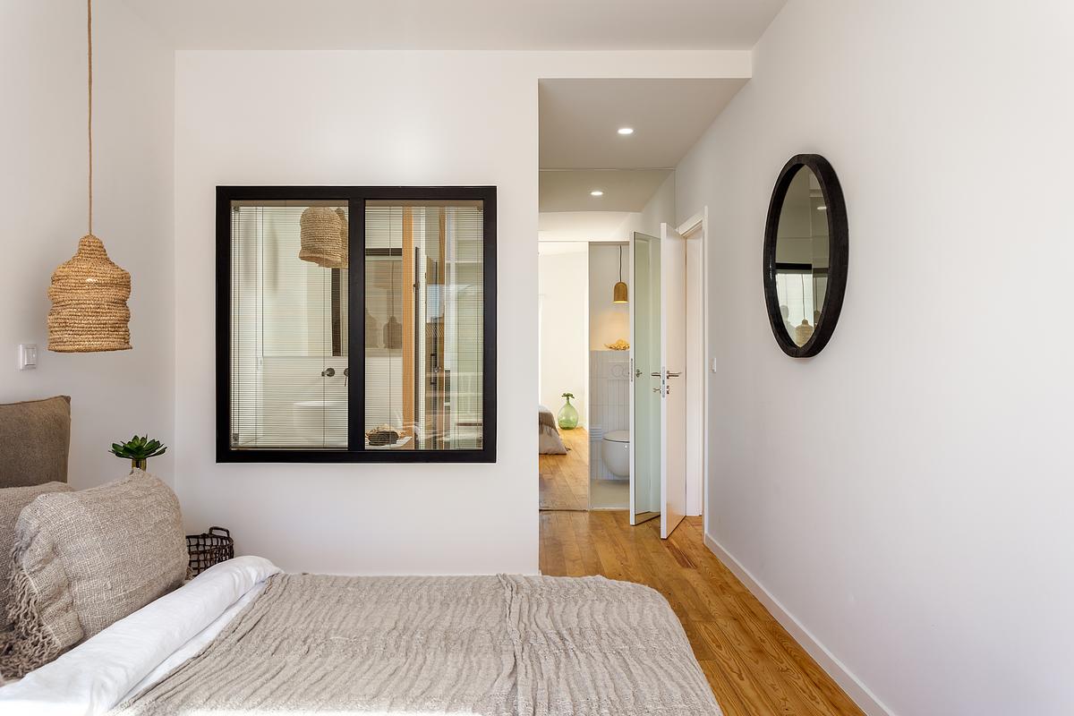 Quarto de apartamento T2 na Guia em Cascais com luz natural e ambiente tranquilo