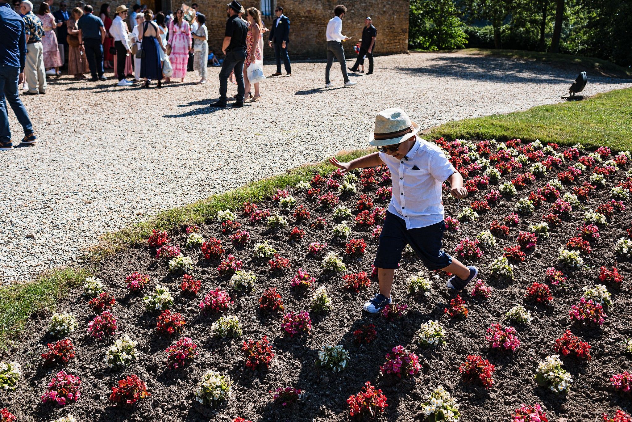 Enfant qui joue dans les fleurs au ch&acirc;teau de Janz&eacute; captur&eacute; par S&eacute;bastien CLAVEL photographe de Mariage &agrave; Lyon et Gen&egrave;ve