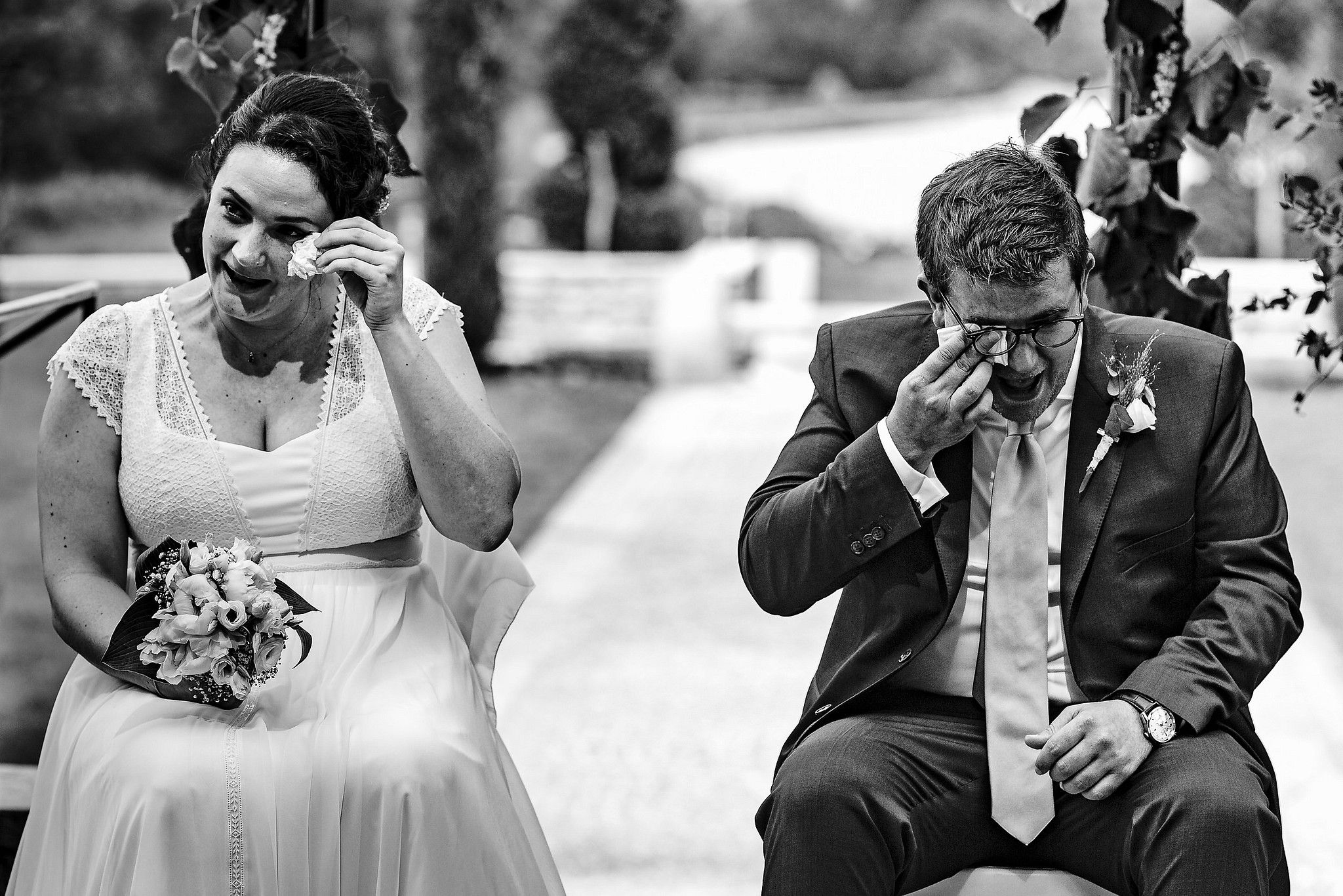 Couple de mari&eacute;s qui pleurent ensemble pendant la c&eacute;r&eacute;monie captur&eacute; par S&eacute;bastien CLAVEL photographe de Mariage &agrave; Lyon et Gen&egrave;ve