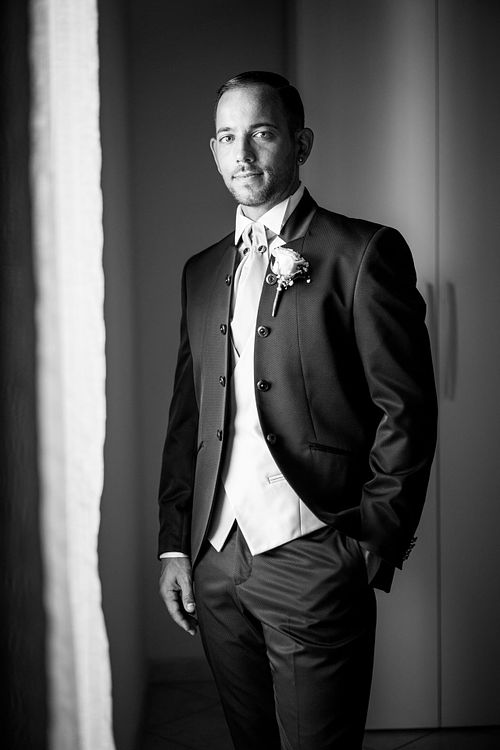 "ritratto in bianco e nero dello sposo"