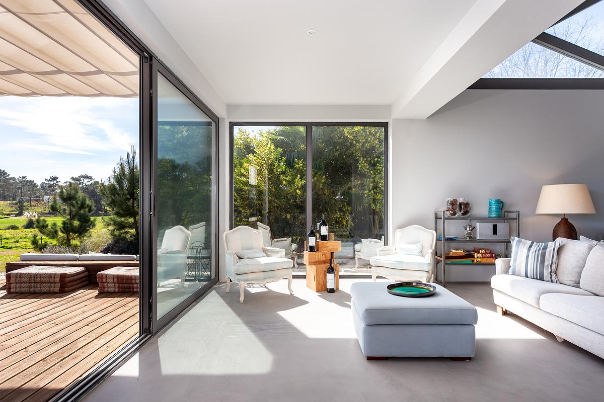 Fotografia de interiores de moradia T3 na Comporta com luz natural e homestaging