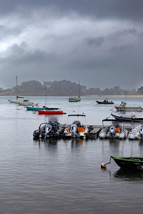 Bateaux ancrés dans une baie calme.