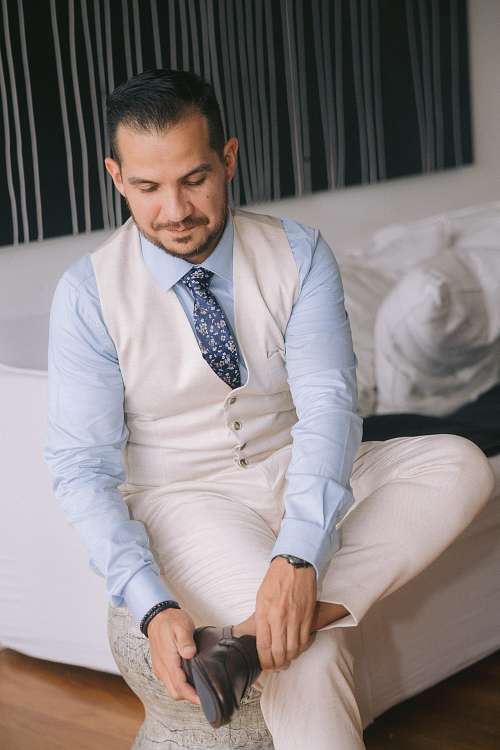 Bride & Groom get ready for the wedding day
