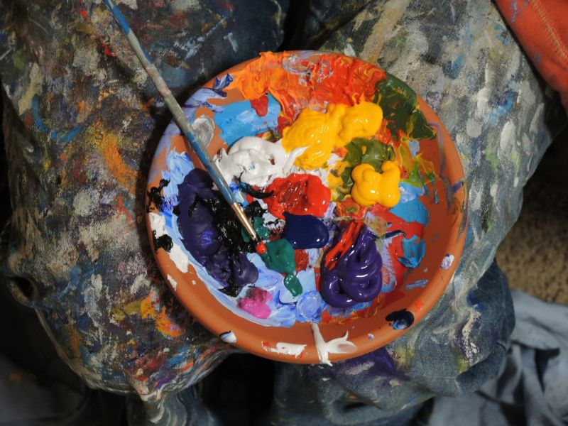 Peintures en couleur sur un pot avec un pinceau