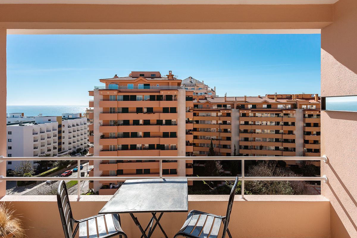 Varanda de apartamento T2 na Guia em Cascais com rela&ccedil;&atilde;o directa ao exterior e vista mar