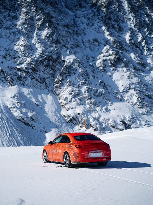 Mercedes Benz CLA Prototyp im verschneiten Gebirge.