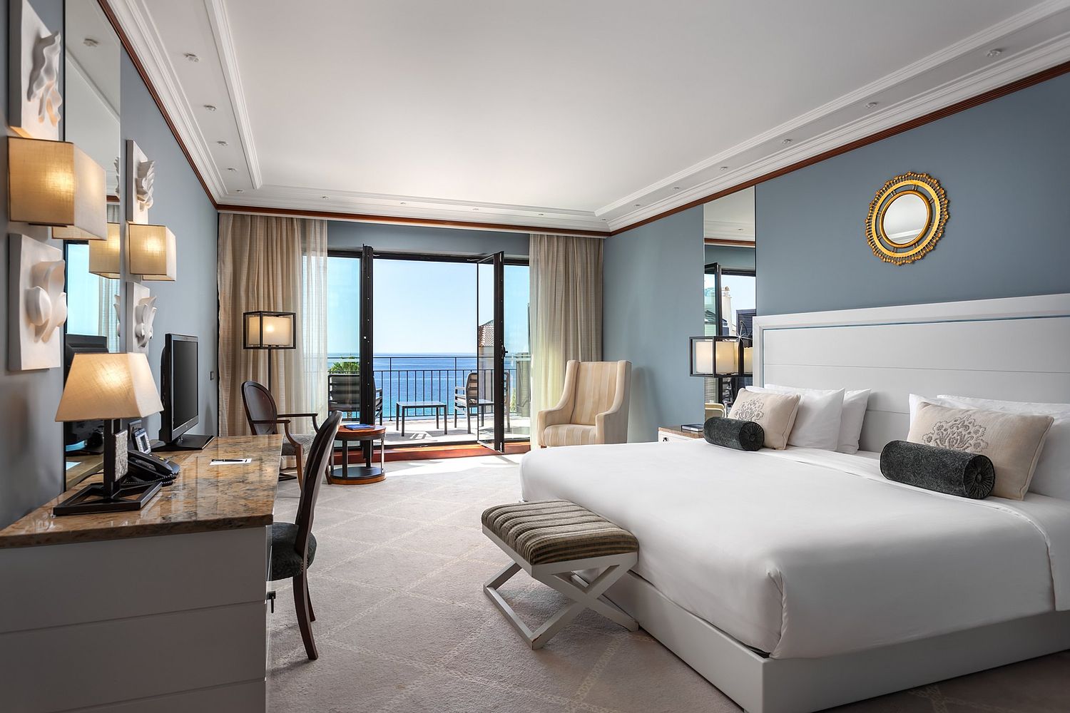 Quarto de luxo com vista para o mar no Grande Real Villa It&aacute;lia Hotel & Spa em Cascais, membro dos Leading Hotels of the World, fotografado por Pedro Br&aacute;s Photography &mdash; fotografia profissional de hotelaria e interiores de luxo premiada internacionalmente,