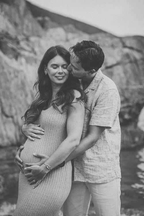 coppia in gravidanza nella spiaggia di Masua in Sardegna, Fotografo Gravidanza Cagliari Sud Sardegna