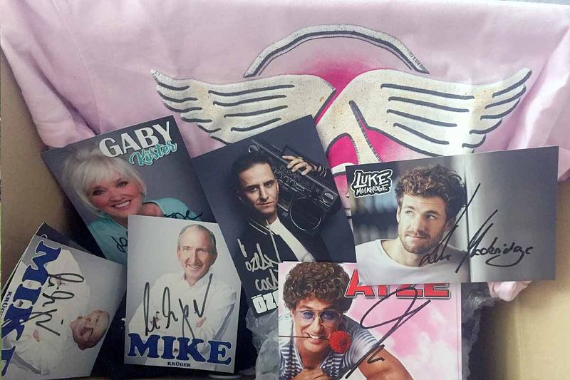 Überraschungspaket vom Atze Schröder Management: Spieler freuen sich über Fanartikel und Autogramme