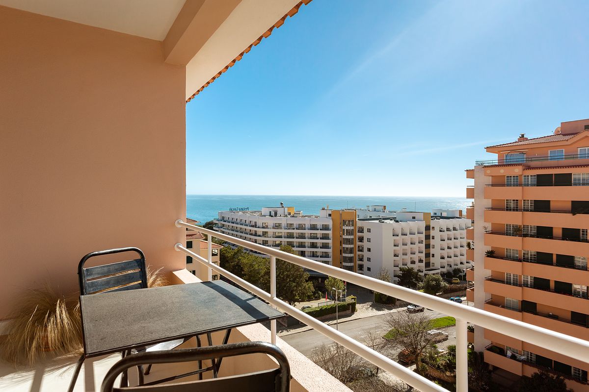 Varanda de apartamento T2 na Guia em Cascais com rela&ccedil;&atilde;o directa ao exterior e vista mar