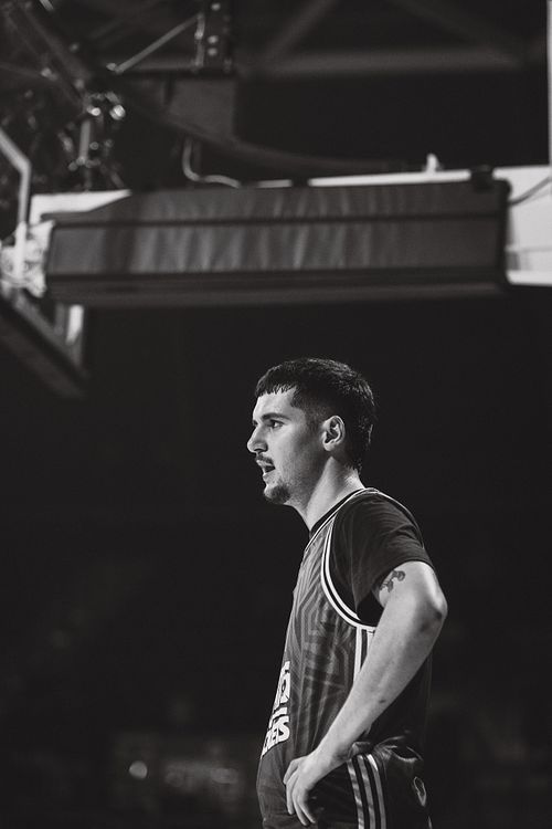 Porträt eines Basketballspielers SIRA während des Spiels