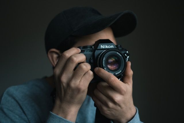 Imagem de um fotógrafo pronto para tirar uma foto