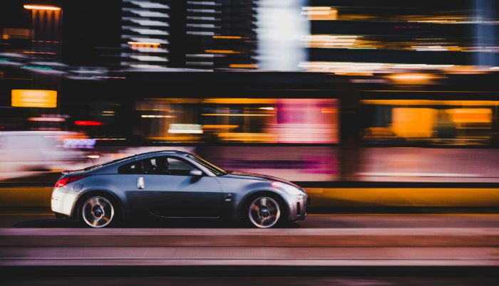 Foto di una supercar su uno sfondo sfocato