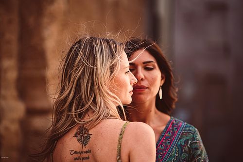 "coppia romantica per le strade di Alghero"