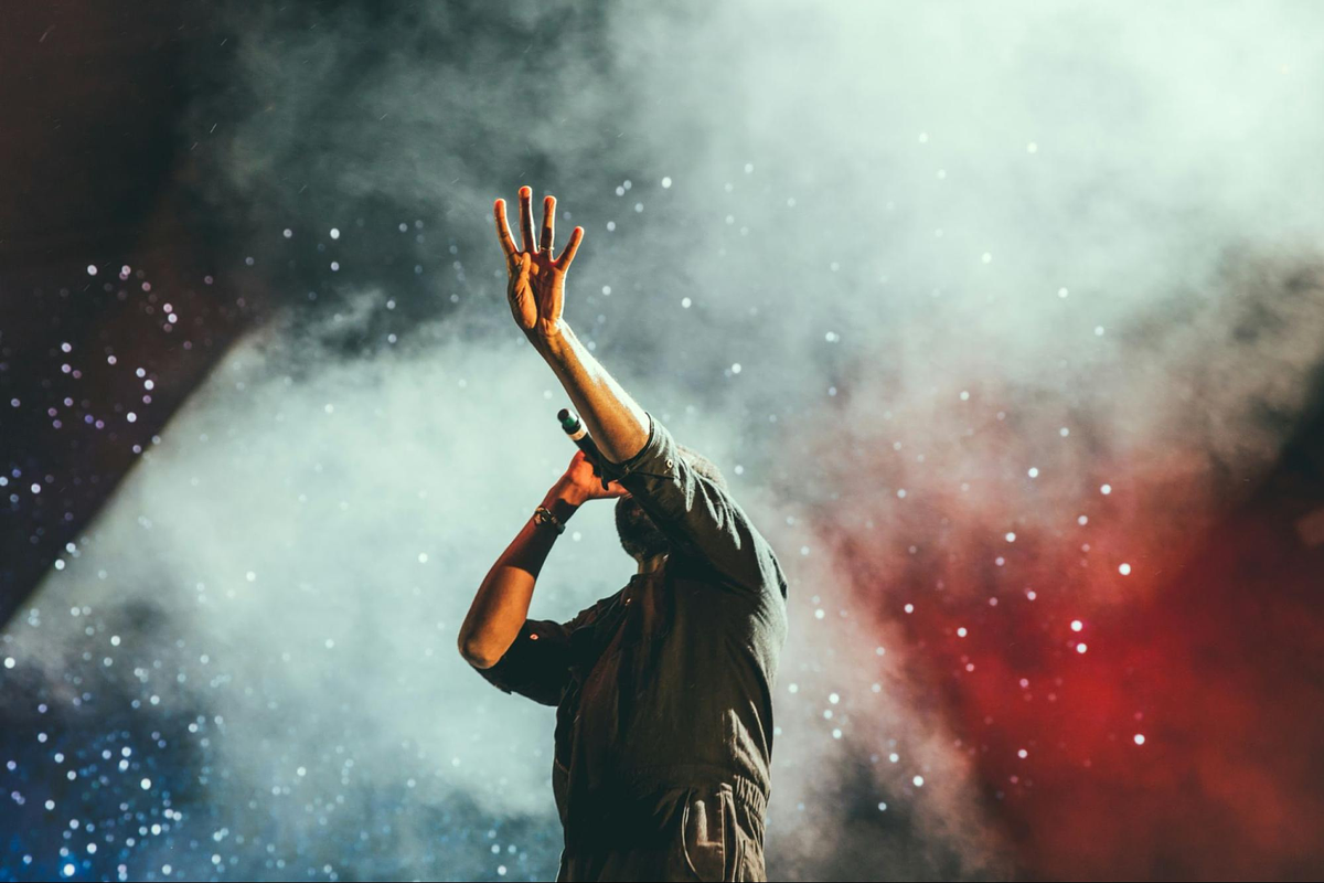 Imagen de un músico cantando en un concierto.