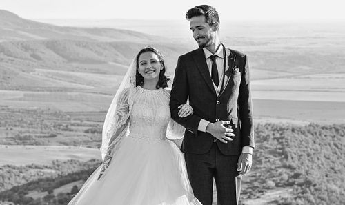 Mire și mireasă în peisaj natural, fotografie de nuntă alb-negru cu atmosferă cinematică, realizată de RPP Visuals
